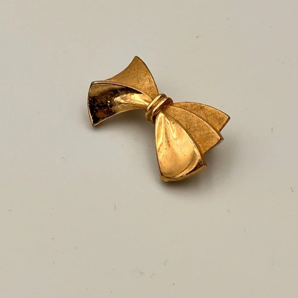Vintage Gold Tone Bow Brooch Small Ribbon Lapel Pin Textured Finish Accessory